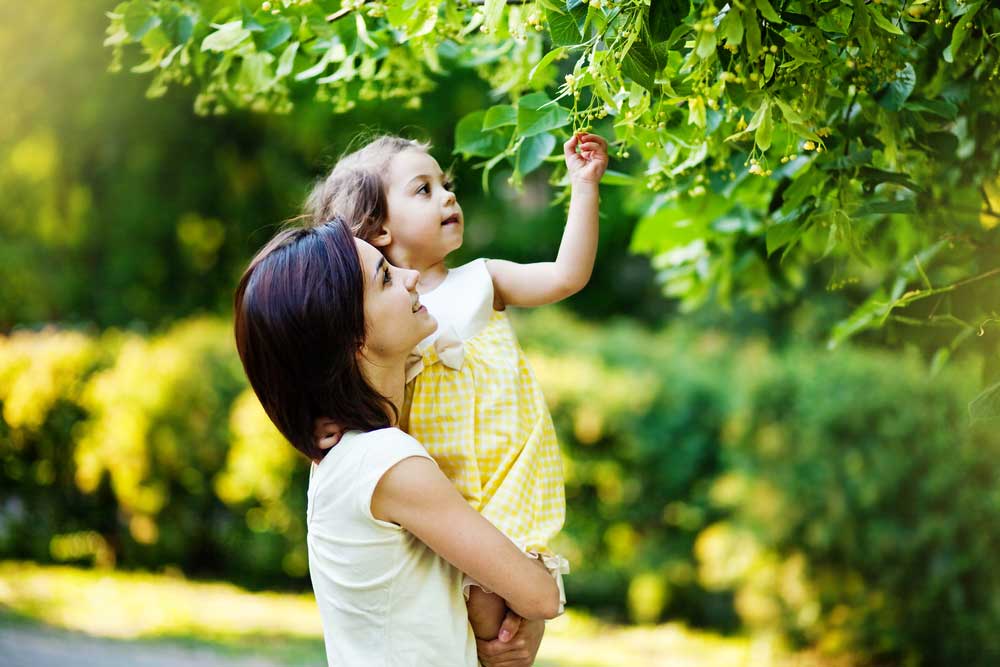 mom-girl-and-tree